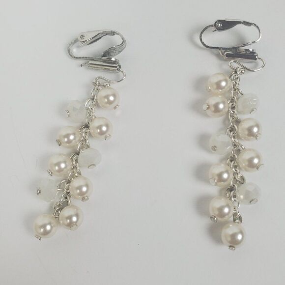 Vintage Faux Pearl Bead Opaque White Glass Silver Tone Dangle Drop Clip Earrings - Picture 3 of 6